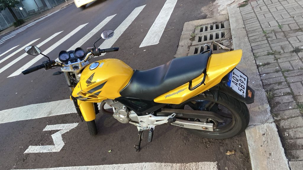 Honda CBX Twister amarela foi furtada no Centro