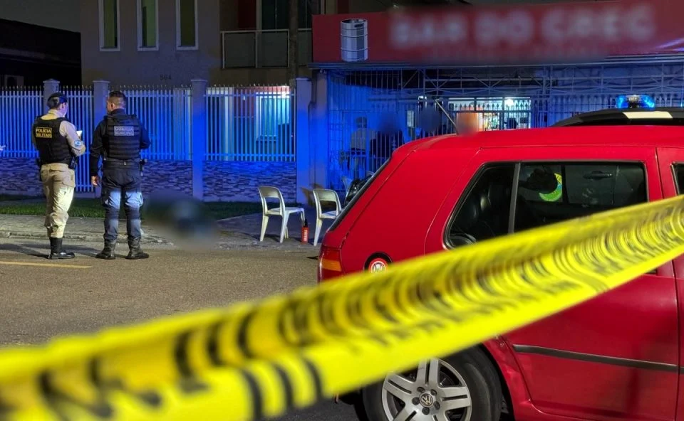 Empresário é morto a tiros ao sair de Porsche em frente a bar Empresário é morto a tiros ao sair de Porsche em frente a bar