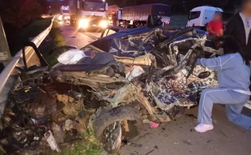 Casal e criança morrem em grave acidente entre carro e carreta na BR-116