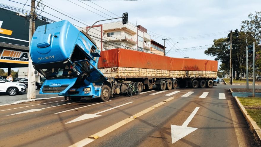Carreta quebra e interdita Avenida Brasil