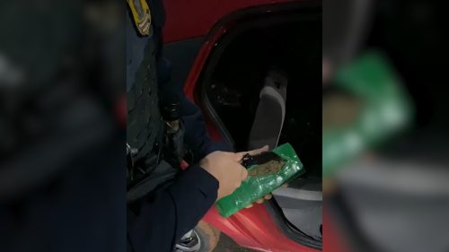 PRF apreende cerca de 100 kg de maconha após perseguição na BR-277 em Santa Terezinha de Itaipu Imagem referente a PRF apreende cerca de 100 kg de maconha após perseguição na BR-277 em Santa Terezinha de Itaipu