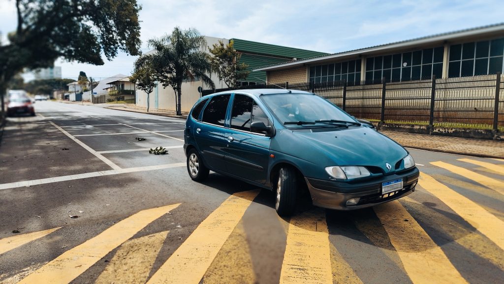 Pivô da direção de Megane quebra ao passar por quebra-molas na Rua Antonina