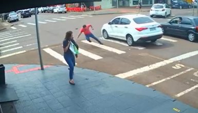 Imagem referente a Câmera registra momento em que homem é atropelado ao tentar correr pela faixa de pedestres