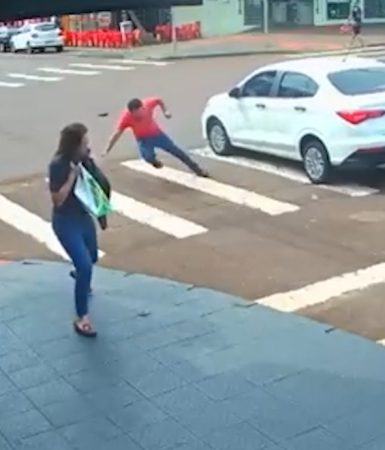Imagem referente a Câmera registra momento em que homem é atropelado ao tentar correr pela faixa de pedestres