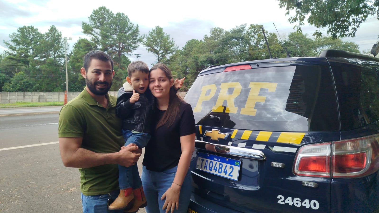 PRF salva criança de 3 anos após engasgamento com bala na BR-277 Imagem referente a PRF salva criança de 3 anos após engasgamento com bala na BR-277