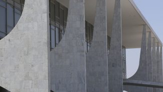 Terceirizados do governo têm redução de jornada e auxílio para creche