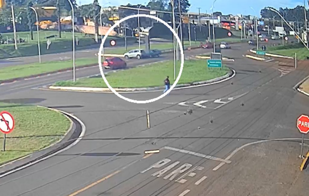 Trevo da Portal: carros batem e câmera registra colisão na BR-277