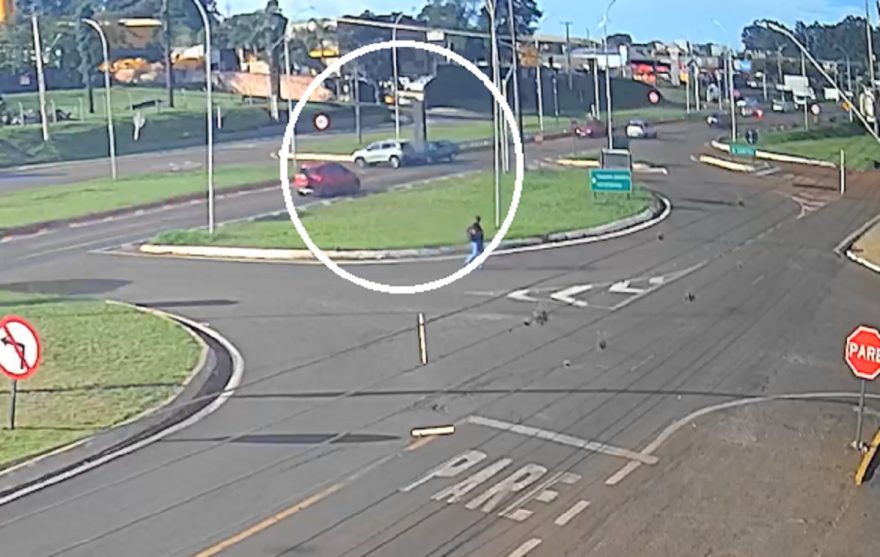 Trevo da Portal: carros batem e câmera registra colisão na BR-277