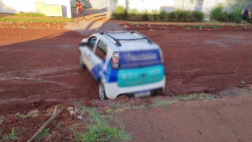 Com carro da empresa, homem cai em barranco na Rua Poente do Sol