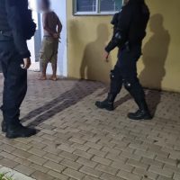 Imagem referente a Jovem é preso duas vezes no mesmo dia após ameaça e roubo em Cascavel
