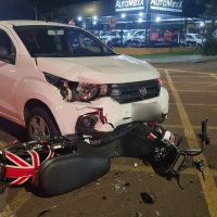 Imagem referente a Duas pessoas ficam feridas em acidente entre moto elétrica e carro no Bairro Neva