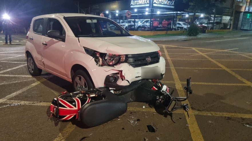 Duas pessoas ficam feridas em acidente entre moto elétrica e carro no Bairro Neva