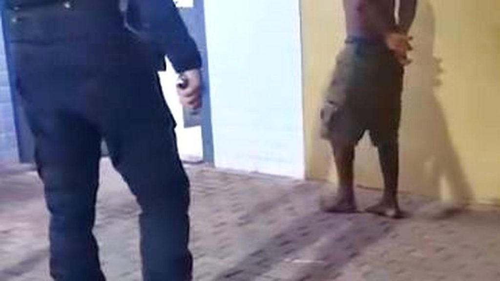 Suspeito exibe alvará de soltura durante assalto, ameaça adolescente com “mata-leão” e acaba preso novamente