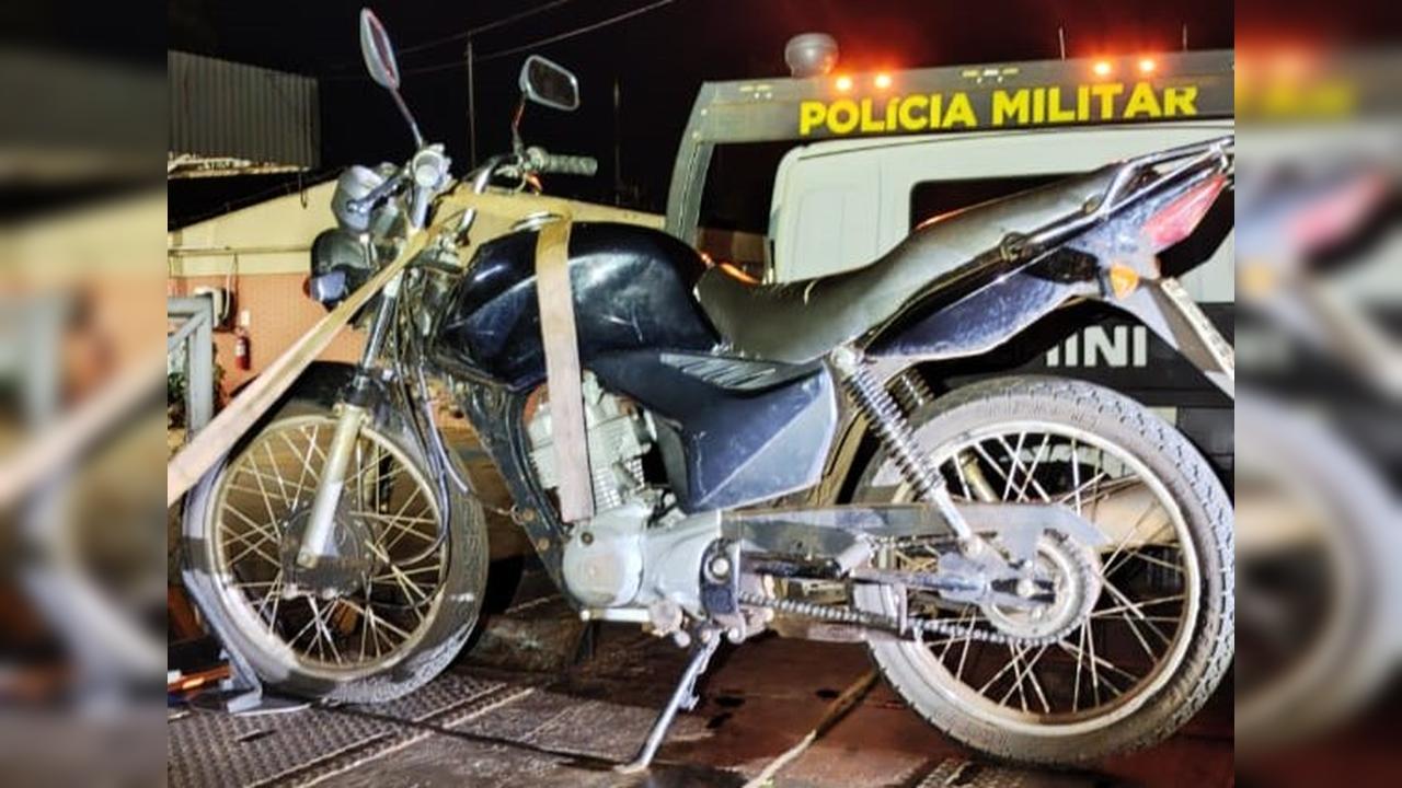 Dupla é abordada sem capacete e com moto irregular no bairro Santa Felicidade Imagem referente a Dupla é abordada sem capacete e com moto irregular no bairro Santa Felicidade
