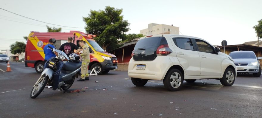 Fiat Mobi e Honda Biz se envolvem em colisão no Bairro Santa Cruz