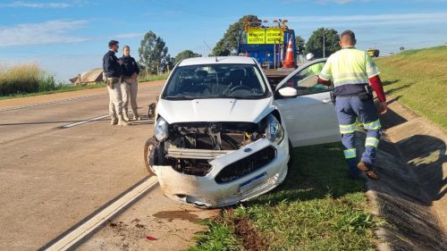 Mulher perde controle de Ford Ka e carro tomba na BR-163