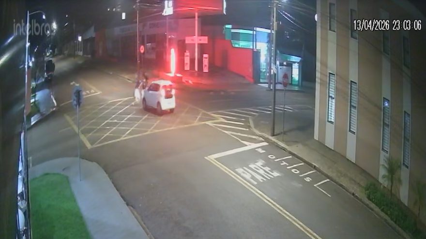 Câmeras flagram momento de acidente que deixou duas jovens feridas no Bairro Neva em Cascavel