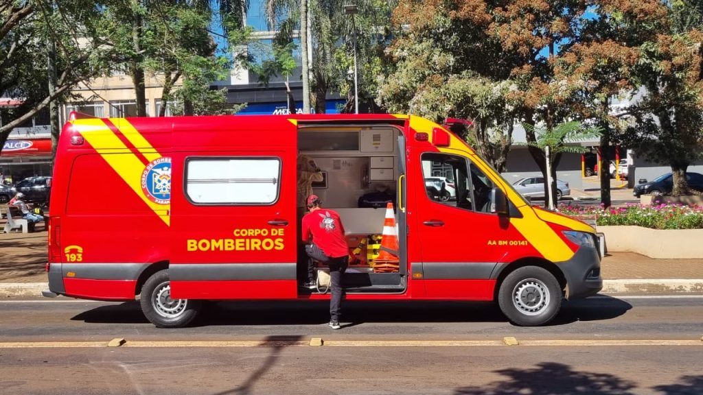 Idosa é atropelada por moto ao tentar atravessar a Avenida Brasil
