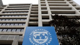 FMI corta previsão para economia global, mas eleva PIB do Brasil