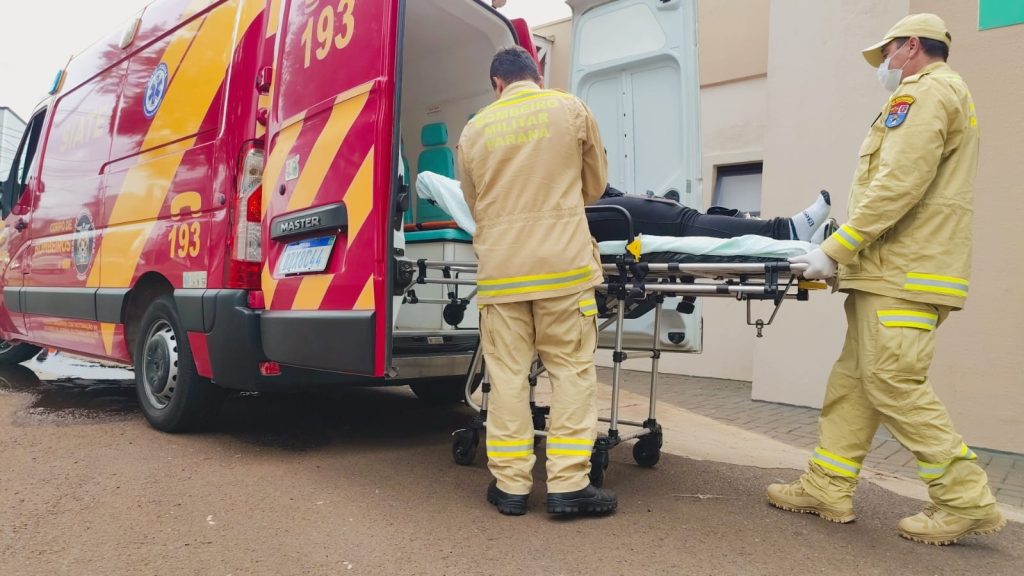 Mulher sofre luxação ao descer da moto