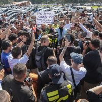 Imagem referente a Motoristas protestam contra regulamentação do serviço por aplicativo