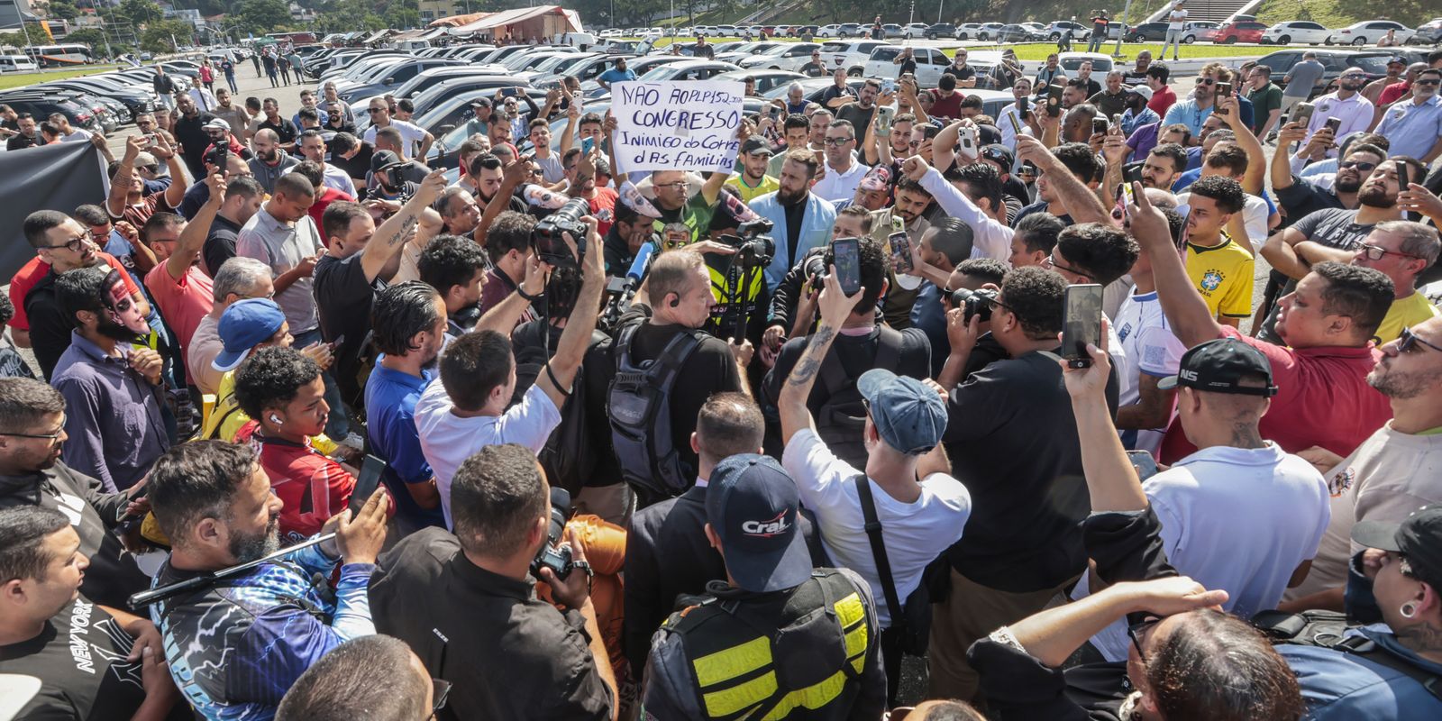 Motoristas protestam contra regulamentação do serviço por aplicativo Imagem referente a Motoristas protestam contra regulamentação do serviço por aplicativo