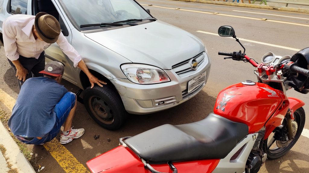Batida entre moto e carro termina com gesto de solidariedade entre envolvidos