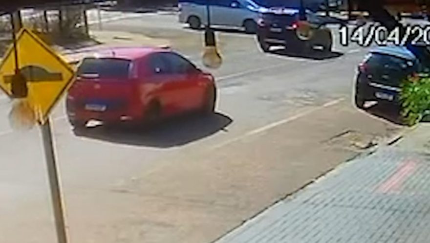 Câmera registra colisão entre carros no cruzamento das Ruas Vitória e Sete de Setembro