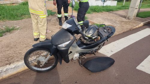 Idoso de moto é atingido por carro, sofre fratura e vários ferimentos no bairro Brasília Imagem referente a Idoso de moto é atingido por carro, sofre fratura e vários ferimentos no bairro Brasília