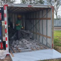 Imagem referente a Caminhão carregado com blocos de concreto tomba na Avenida das Torres