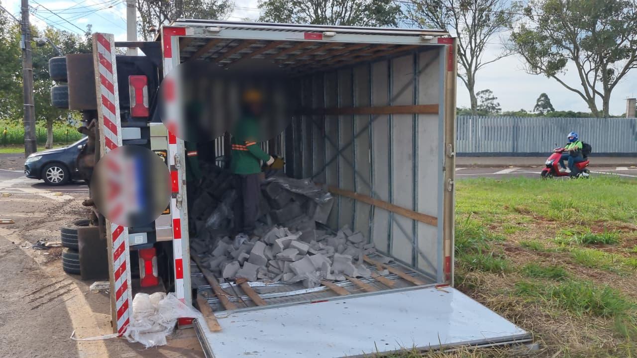 Imagem referente a Caminhão carregado com blocos de concreto tomba na Avenida das Torres