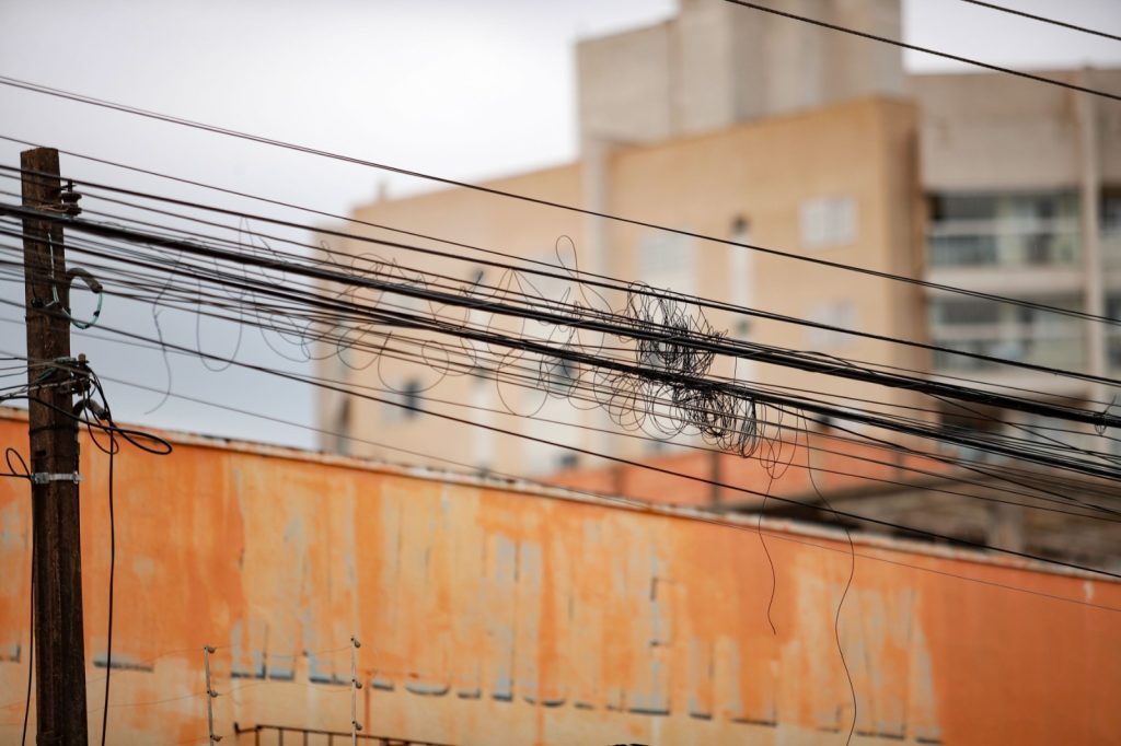 Operação força-tarefa é marcada para retirar emaranhados de fios em desuso dos postes de Cascavel
