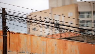 Imagem referente a Operação força-tarefa é marcada para retirar emaranhados de fios em desuso dos postes de Cascavel