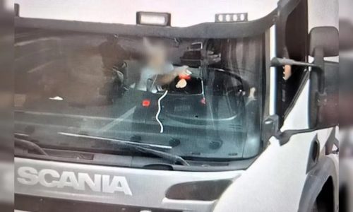 Criança é flagrada dirigindo caminhão enquanto motorista mexe no celular na BR-282 Imagem referente a Criança é flagrada dirigindo caminhão enquanto motorista mexe no celular na BR-282