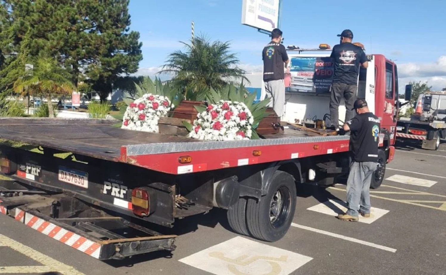 Guincheiro é morto pelo sobrinho e recebe despedida emocionante Imagem referente a Guincheiro é morto pelo sobrinho e recebe despedida emocionante