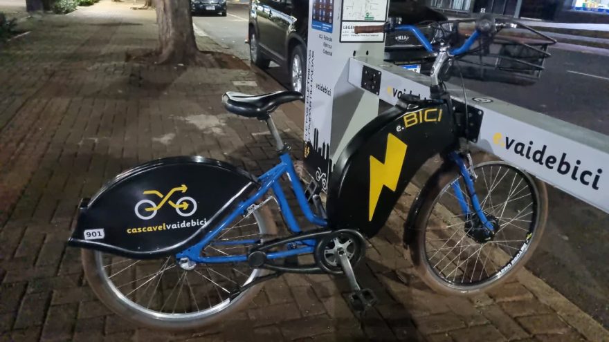 Estação de bicicletas elétricas começa a funcionar em fase experimental em Cascavel