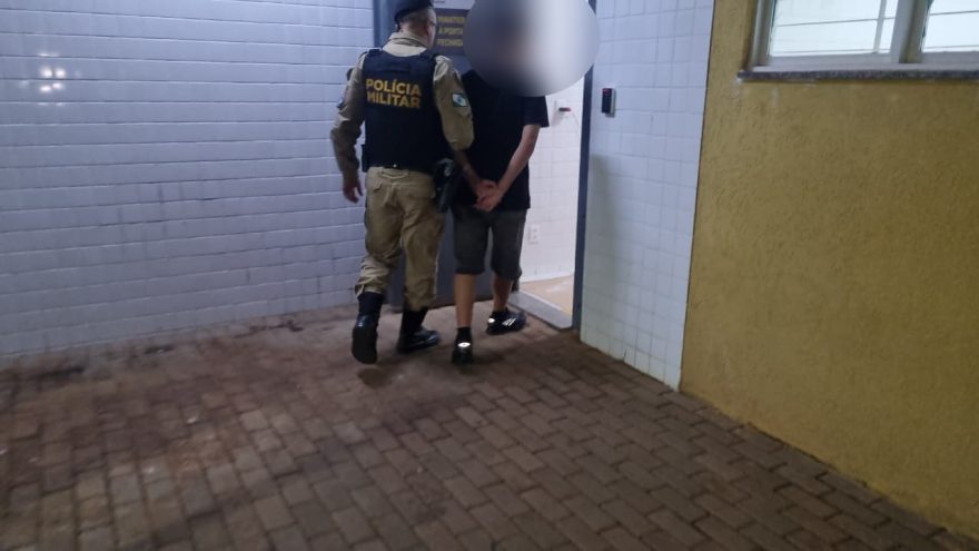Ao ser questionado por falta de caderno em colégio, aluno ofende professores e PM é acionada