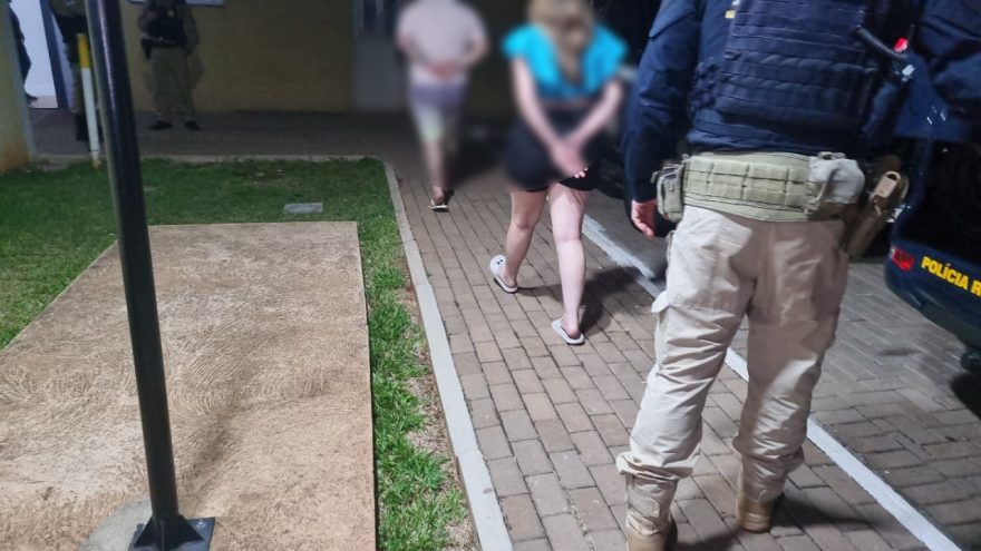 Casal é preso em abordagem na rodovia com veículo furtado e placa adulterada