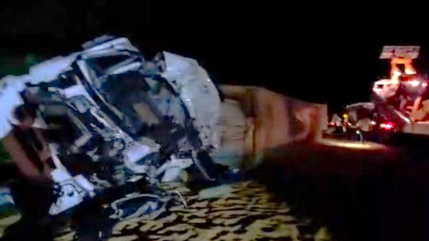 Acidente entre caminhões deixa uma vítima fatal e interdita totalmente a BR-277