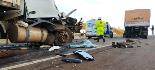 Caminhão fica destruído após forte colisão na BR-163, em Cascavel Imagem referente a Caminhão fica destruído após forte colisão na BR-163, em Cascavel