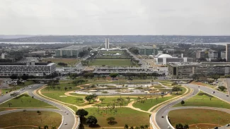 Emendas parlamentares e juros da dívida apertam investimentos públicos