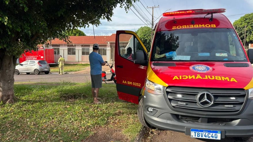Idoso passa mal após acidente entre veículo elétrico e carro no Bairro Santa Cruz, em Cascavel