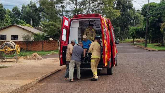 Homem de 62 anos sofre queda e é socorrido pelo Siate no Bairro Paulo Godoy, em Cascavel