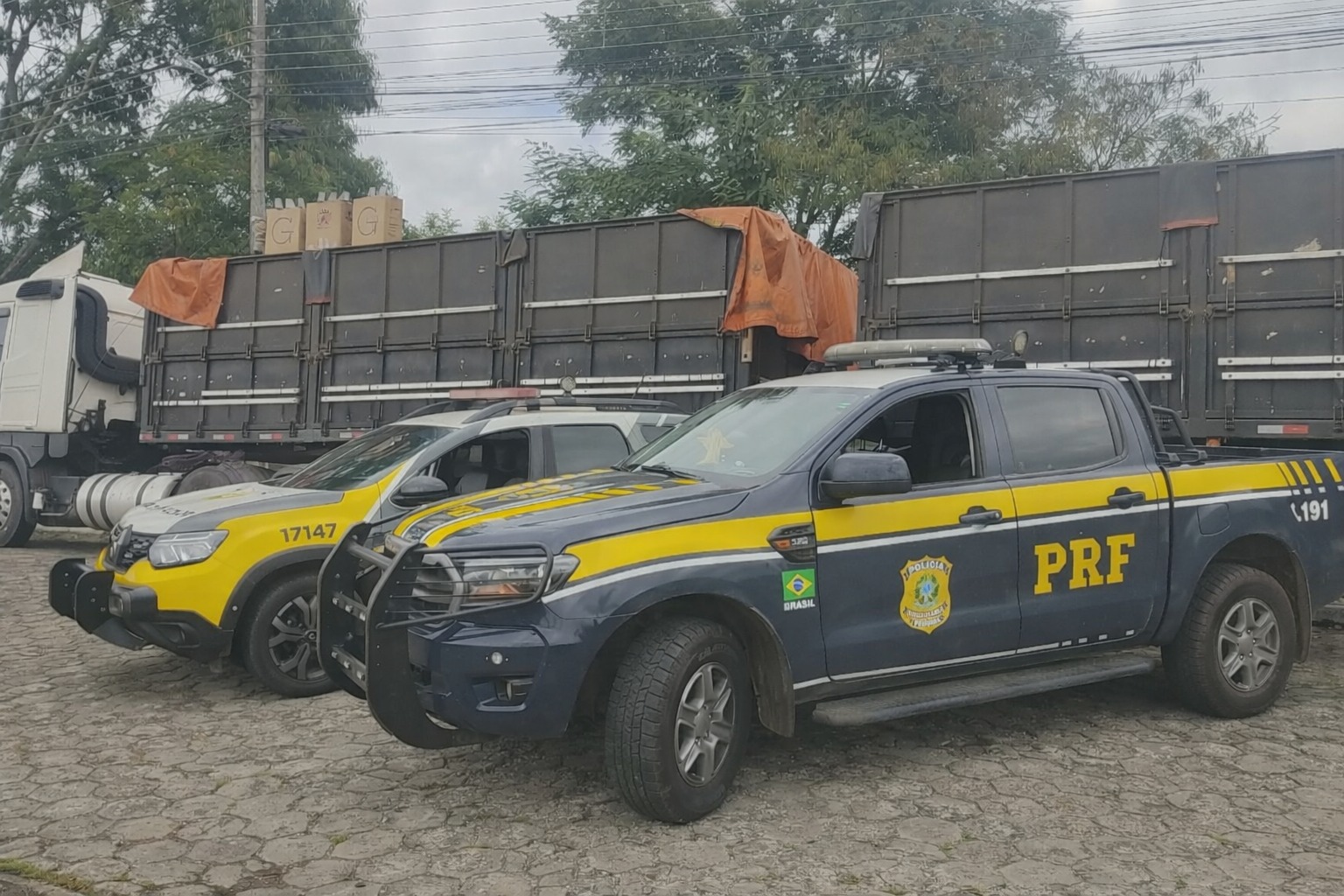 PRF e PM apreendem 480 mil maços de cigarros em União da Vitória Imagem referente a PRF e PM apreendem 480 mil maços de cigarros em União da Vitória