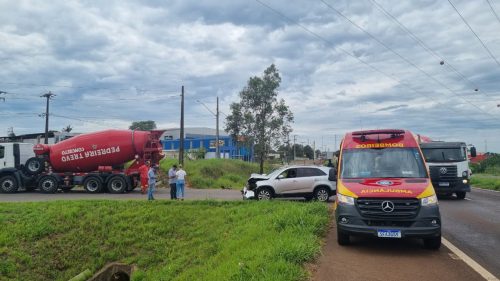 Bombeiros atendem vítimas de colisão entre carro e caminhão na BR-467