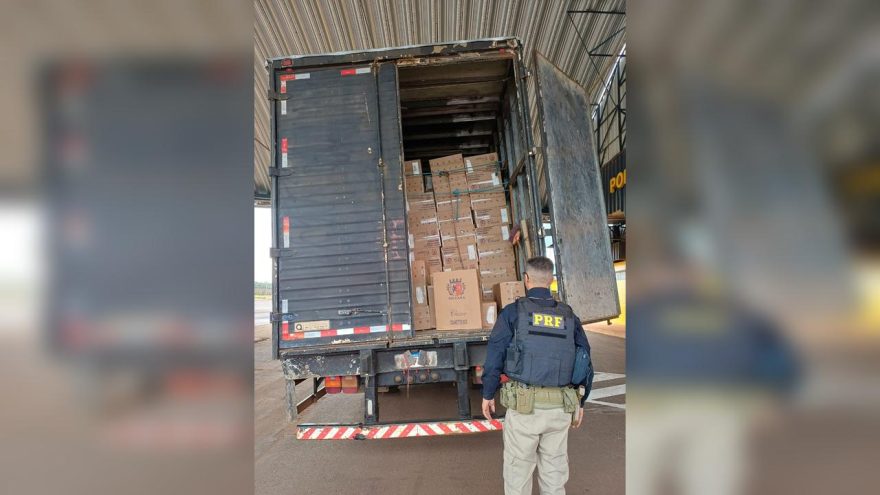 PRF apreende caminhão com 200 mil maços de cigarros que seriam entregues em Cascavel