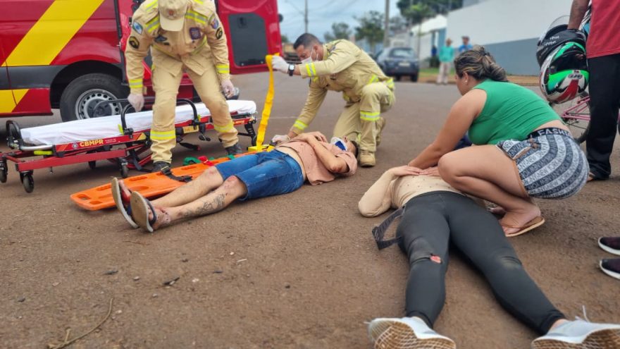 Duas pessoas ficam feridas após colisão entre moto e carro no Cascavel Velho