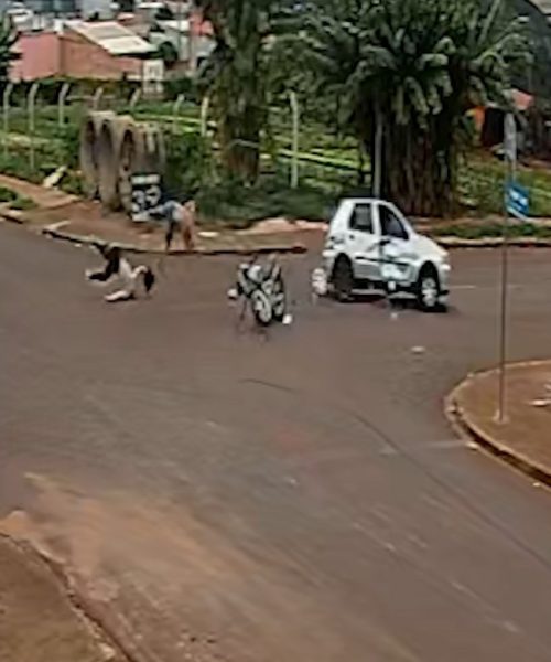 Imagem referente a Câmera registra violenta colisão entre carro e moto no Cascavel Velho