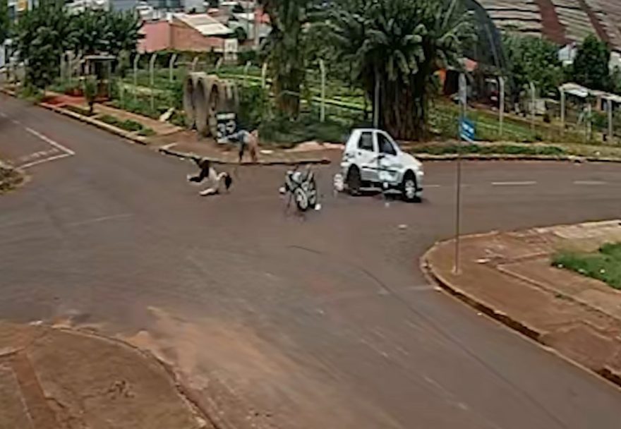Câmera registra violenta colisão entre carro e moto no Cascavel Velho