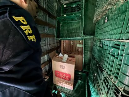 PRF apreende 350 mil maços de cigarros sob carga de sucata aviária Imagem referente a PRF apreende 350 mil maços de cigarros sob carga de sucata aviária